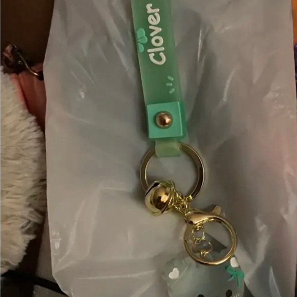 Cute Bear Keychain with Clover Charm - Picture 3 of 3